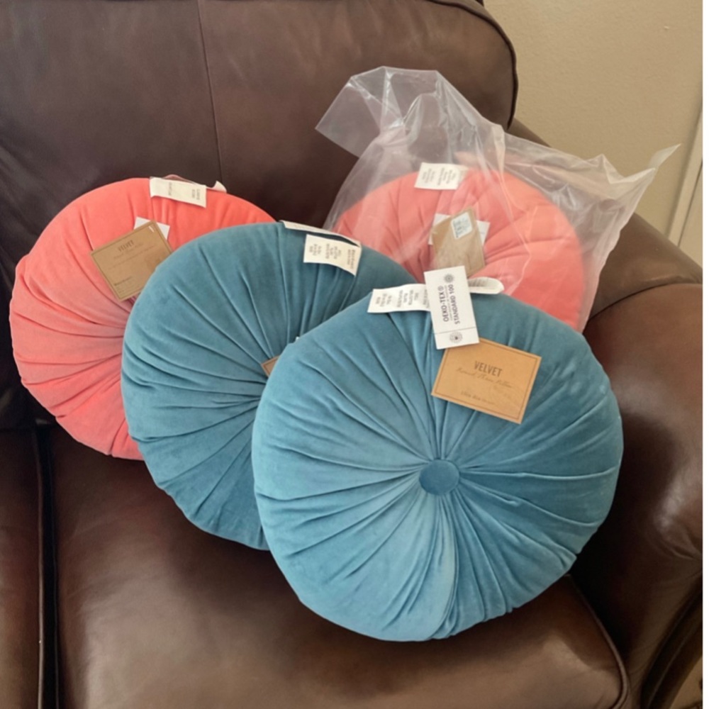 1 pink round pillow